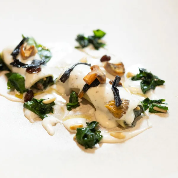 Canelons farcits d’espinacs a la crema, formatge Reixagó, beixamel trufada, panses i pinyons - 3 peces