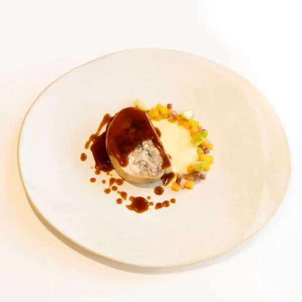 Capó farcit i rostit a la Catalana amb foie gras, tòfona, poma, panses i pinyons