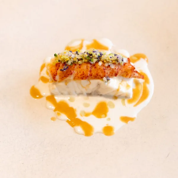 Llom de llobarro amb salsa cremosa i el llobregant amb suc del seu coral