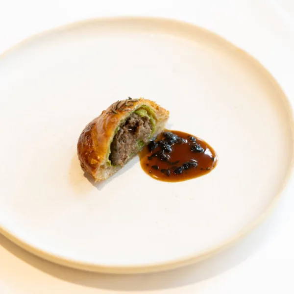 Wellington d’ànec esmicolat i trufat amb salsa de trompeta de la mort